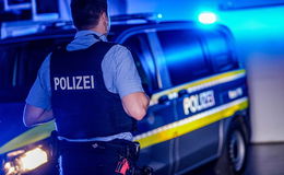 Schlafende Seniorin bedroht und ausgeraubt - sie schlägt den Täter in die Flucht