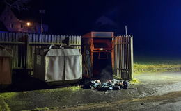 Altkleidercontainer durch Feuer beschädigt