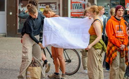 Banner auf Mahnwache sorgt für Diskussion: "Tote Männer töten nicht"